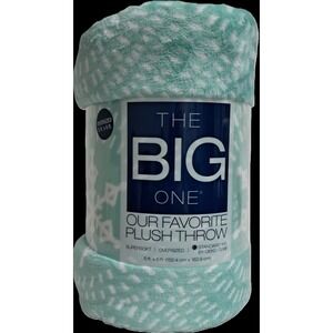 Christmas Plush Throw Blanket 5' x 6', Soft and Cozy, Snowflakes, Lt Green‎